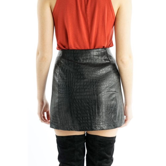Snake Effect Faux Leather Mini Skirt - Picture 3 of 6